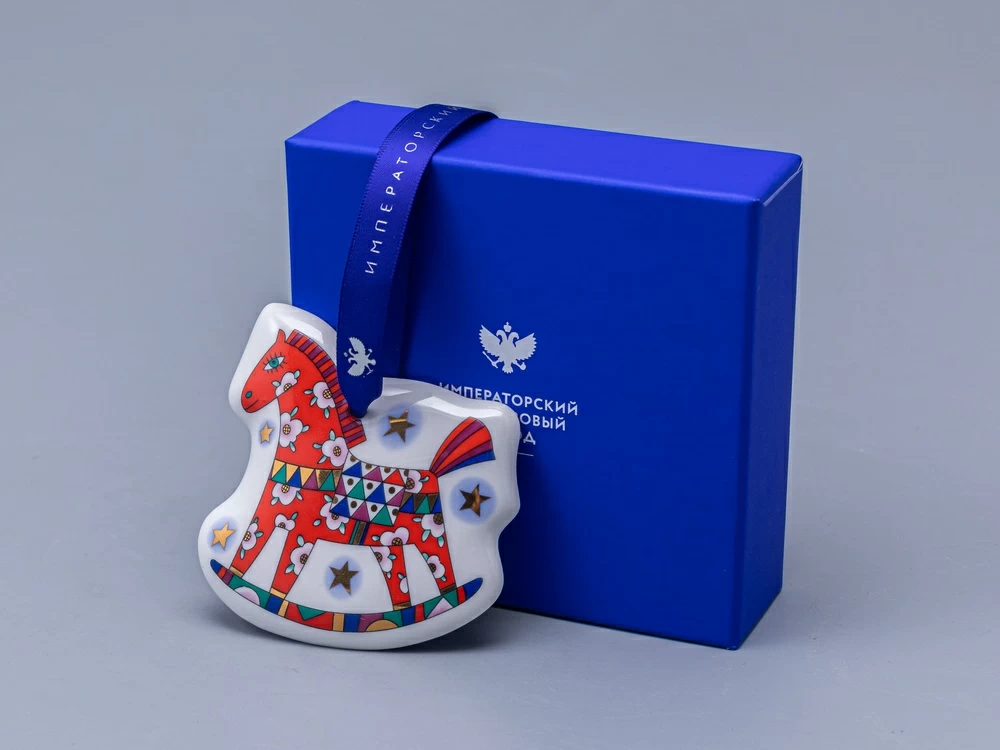 Елочная игрушка в подарочной упаковке форма Лошадка рисунок Красная, арт. 81.34341.00.1