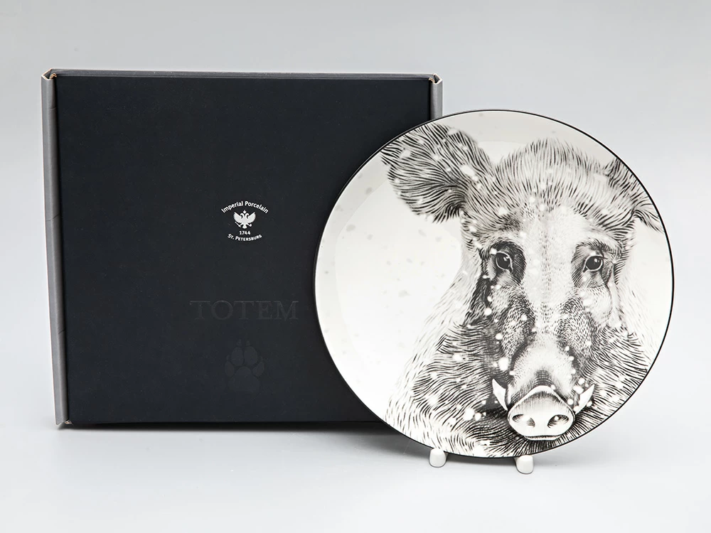 Декоративная тарелка 230 мм в подарочной упаковке, форма Эллипс 2, рисунок Тотем Кабан арт. 81.26810.00.1